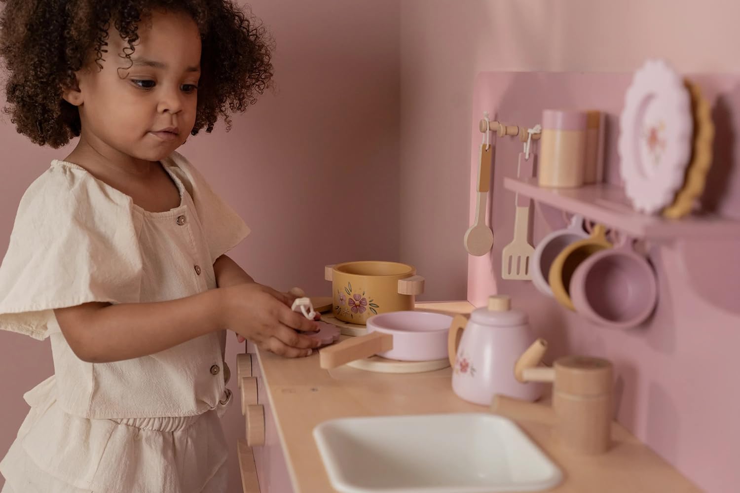 Little Dutch Kinderküche Spielküche aus Holz inkl. Töpfe, Geschirr und Küchenutensilien - rosa