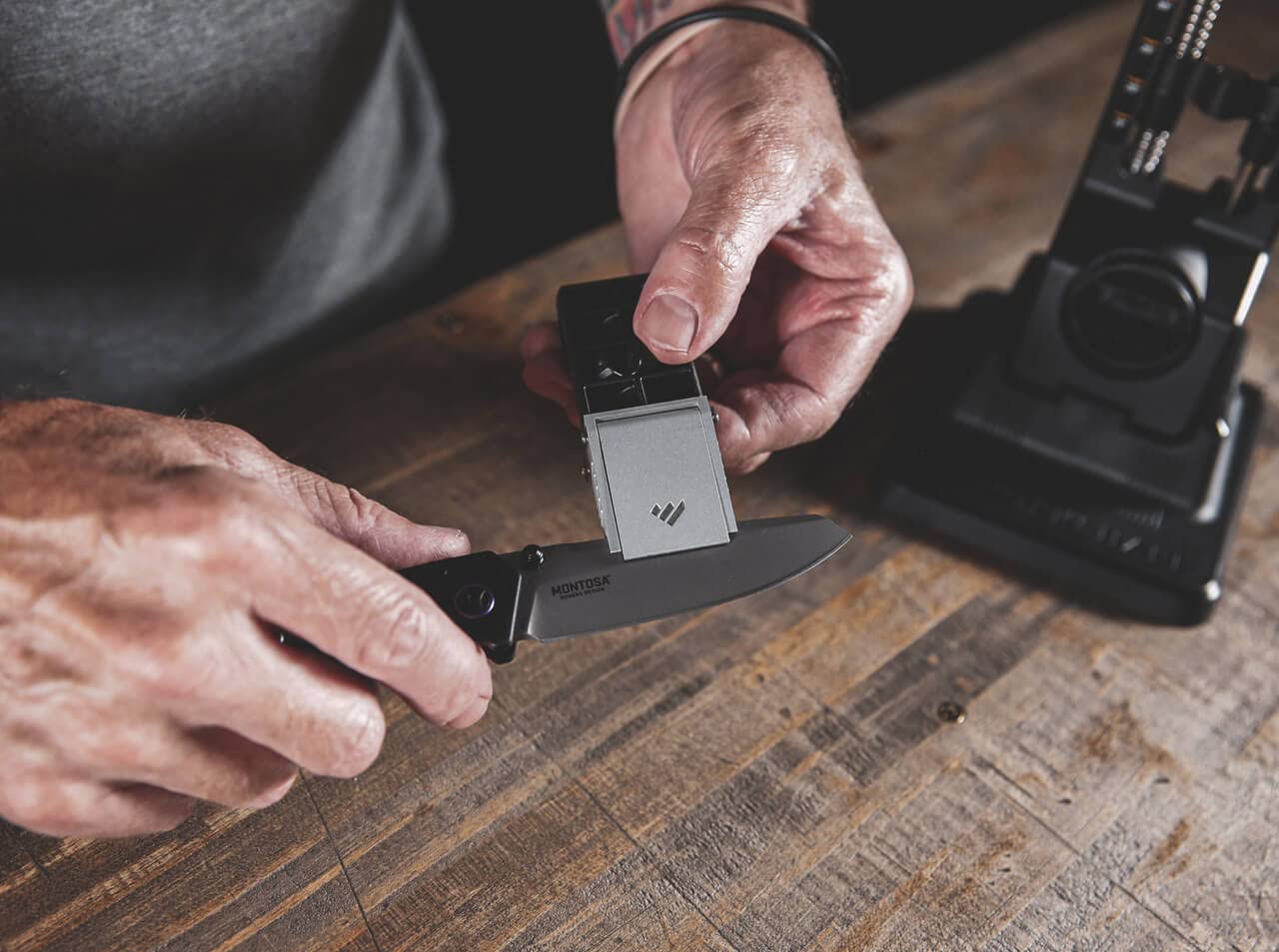 Work Sharp Schärfgerät Precision Adjust Knife Sharpener - manueller Messerschärfer mit einstellbarem Winkel - stabile und standfeste Grundlage für das Schleifen auf dem Tisch