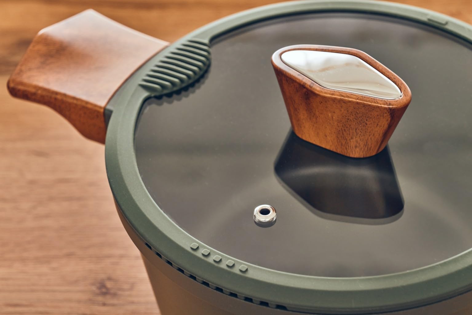 RESTO Olla con tapa de cristal antiadherente de 2,6 l, cacerola de 20 cm de aluminio con tapa, incluye borde de silicona y desagües de doble cara, olla, olla de cocina, para todo tipo de fuegos