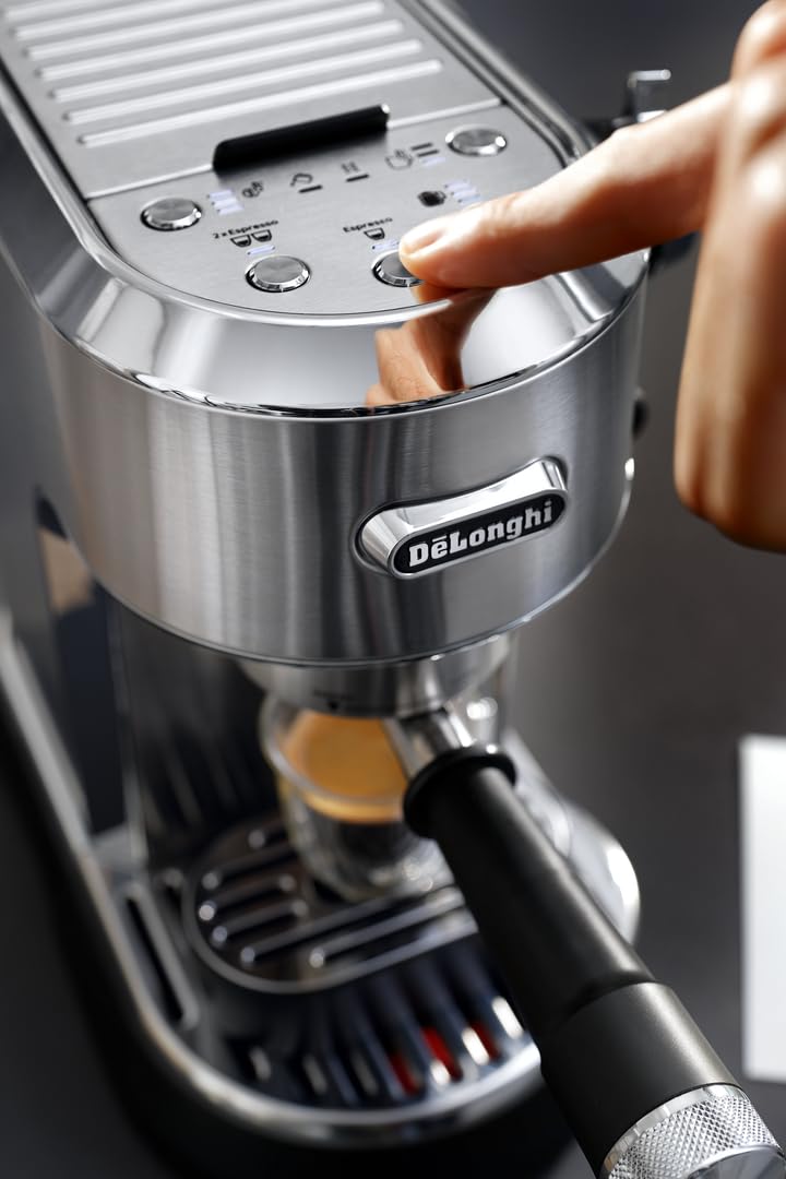 De'Longhi Dedica Maestro Plus EC950.M Macchina Caffè Espresso Manuale, Caffè Polvere o Cialde E.S.E, Montalatte Automatico Tecnologia Auto LatteArt, Serbatoio 1,6L, Spegnimento Automatico, Silver