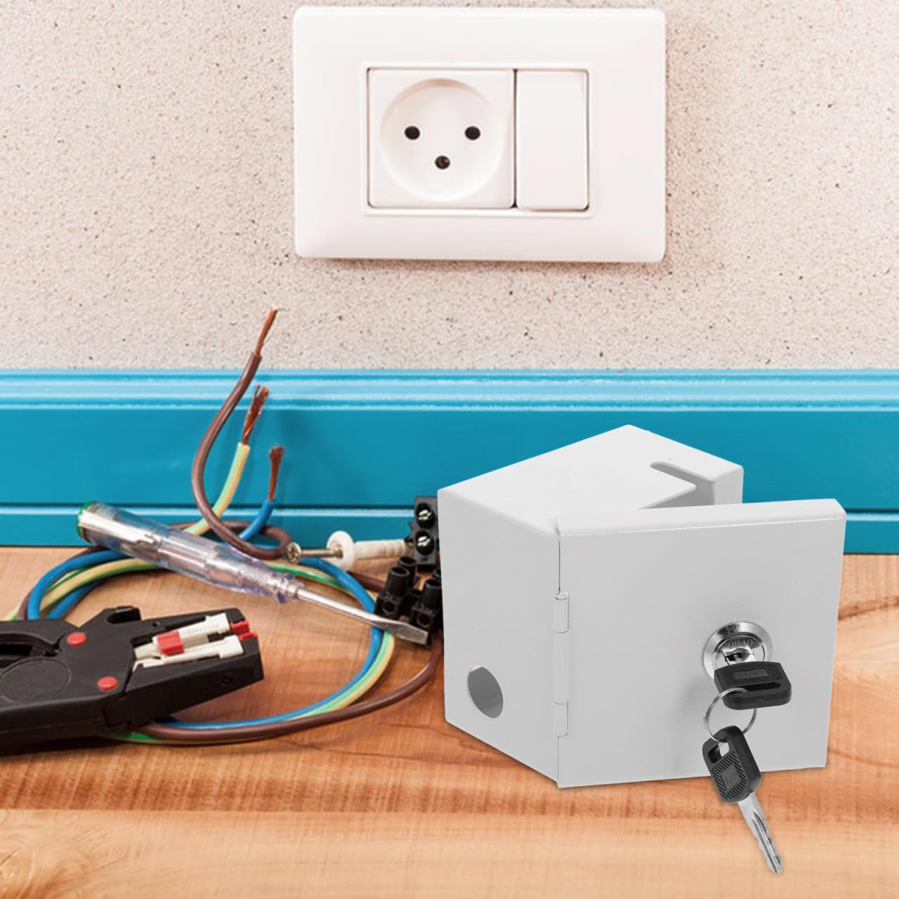 UKCOCO Lockable Weatherproof Outdoor Electrical Outlet Cover Box 3.54X3.54X2.24In Wall-Mount Junction Box for Secure Power Socket Protection and Cable Safety