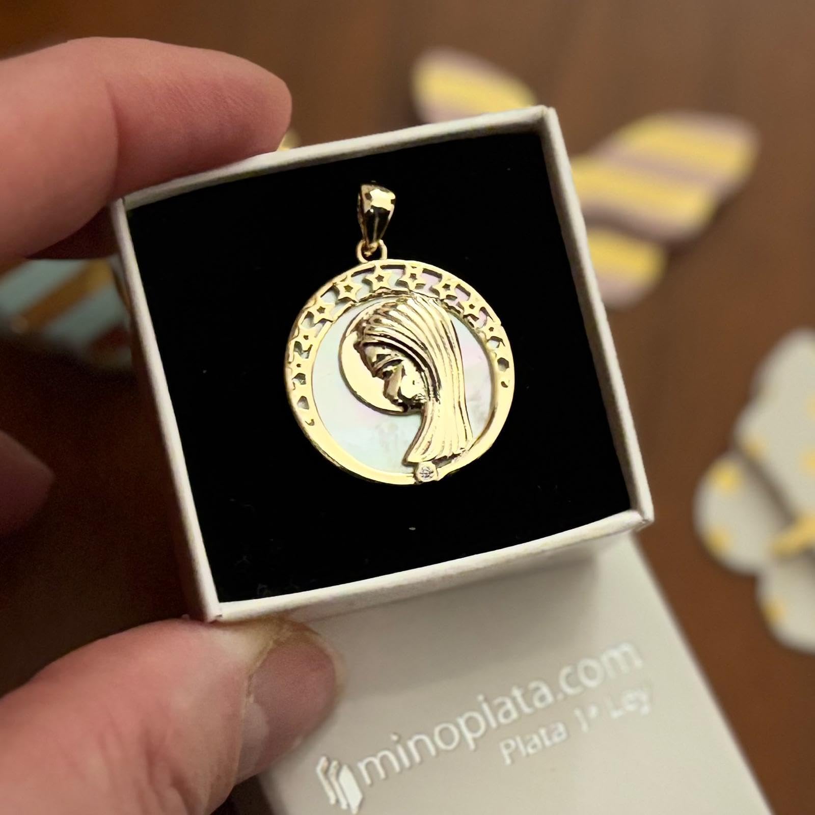 Medalla estrellas Virgen Niña de Plata de ley chapada en Oro con Nácar 20mm