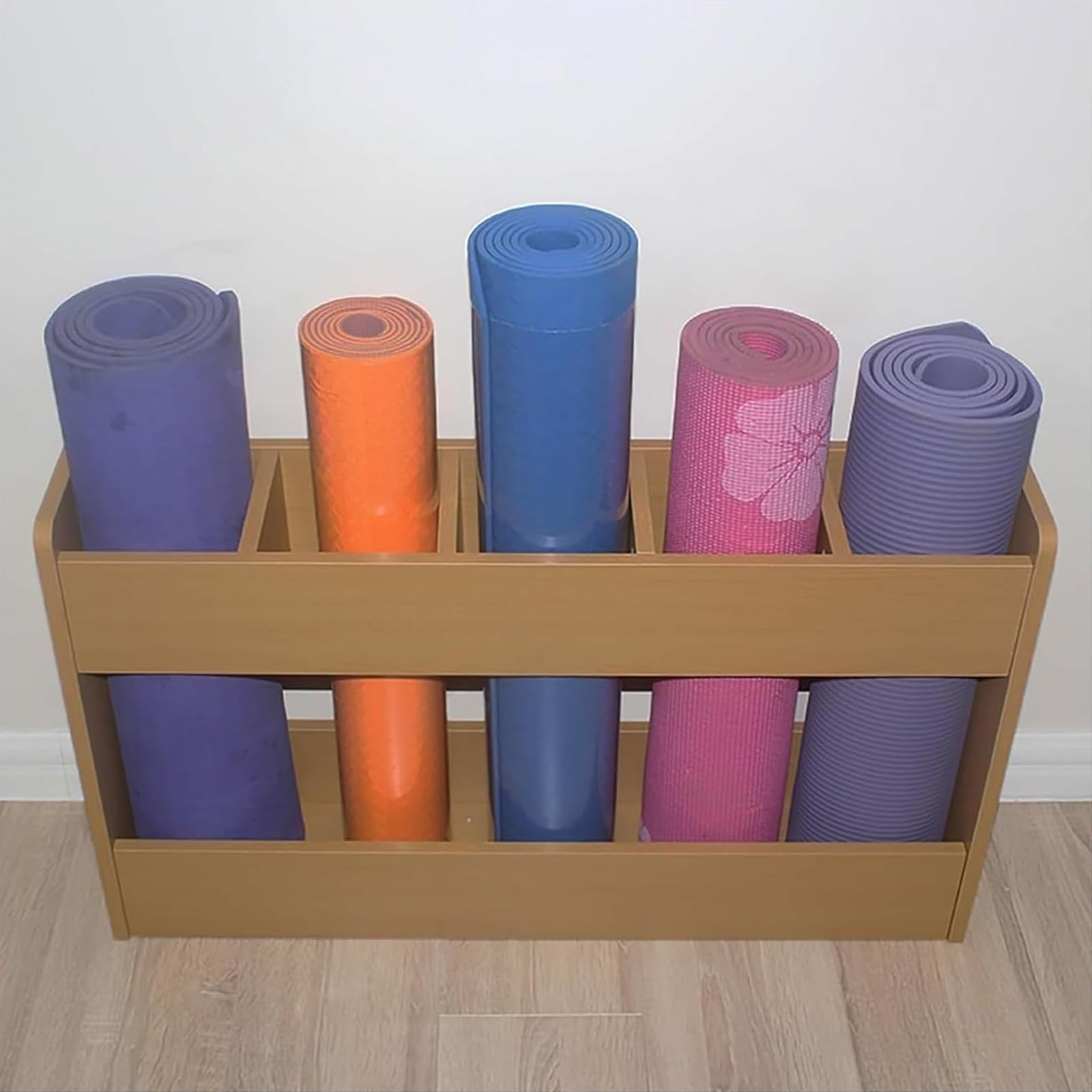 Support tapis de yoga pour optimiser l'espace et ranger la salle de sport
