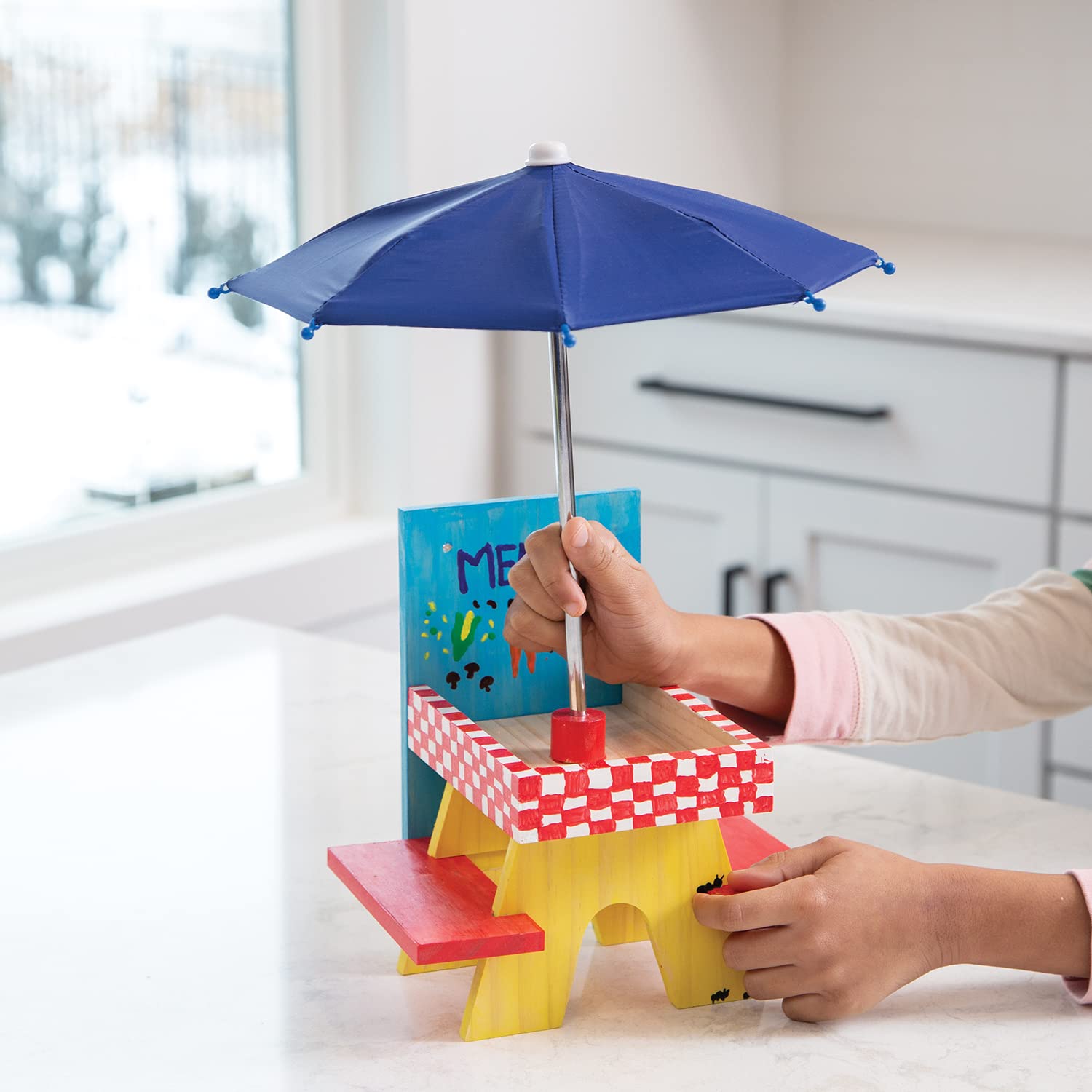 MindWare Kit de bricolage pour enfants avec mangeoire à écureuils pour enfants – Comprend des pièces en bois, de la peinture, des pinceaux, des instructions (français non garanti) et plus encore