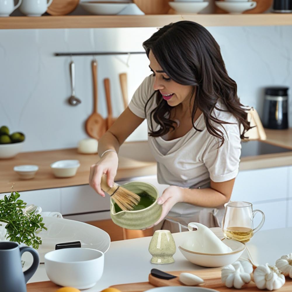Matcha Set Grün,Macha Tea Set mit MatchaSchale Löffel Sieb Whisk Besen und Matcha Besen Halter,Ceremonial Matcha Tee Set Matcha Zubehör,Macha Set mit Schneebesen Klein (Matcha Grün)