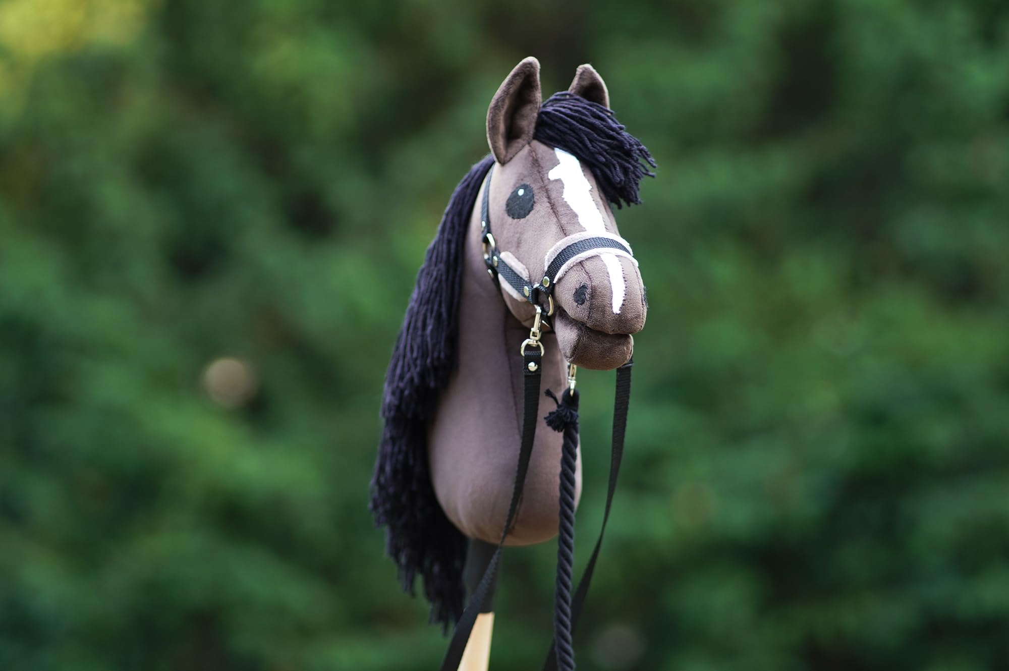Hobby Horse Chestnut + Stick + Grullo Halter + Reins + Tether