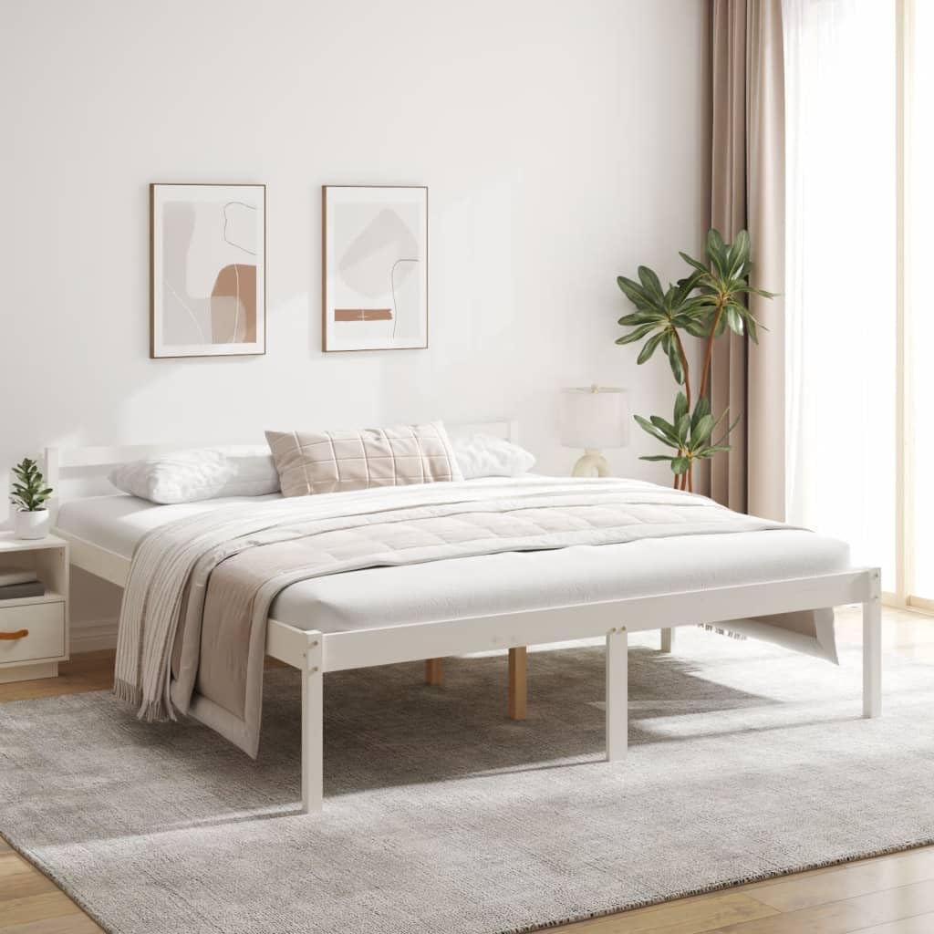 Seniorenbett 180x200 cm aus massivem Kiefernholz, Doppelbett in Weiß, Seniorengerechte Komforthöhe 45 cm, stabiles Bettgestell mit Kopfteil und Stauraum unter dem Bett