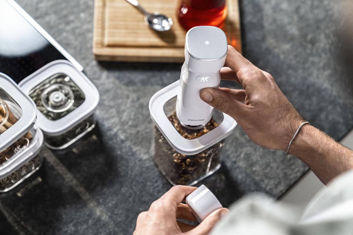 ZWILLING FRESH & SAVE CUBE Zestaw startowy próżniowy, rozmiar S, 6-częściowy zestaw do przechowywania próżniowego, zawiera 3 x pojemniki CUBE S, pompa próżniowa, łyżka pomiarowa, etykiety NFC