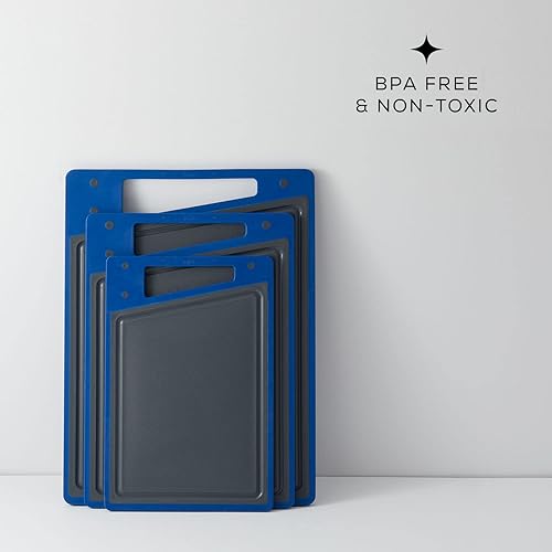 Miniatura 5 de JoyJolt Juego de tablas de cortar de plástico tablas de cortar grises y azules para cocina aptas para lavavajillas con asa Juego de tablas de cortar