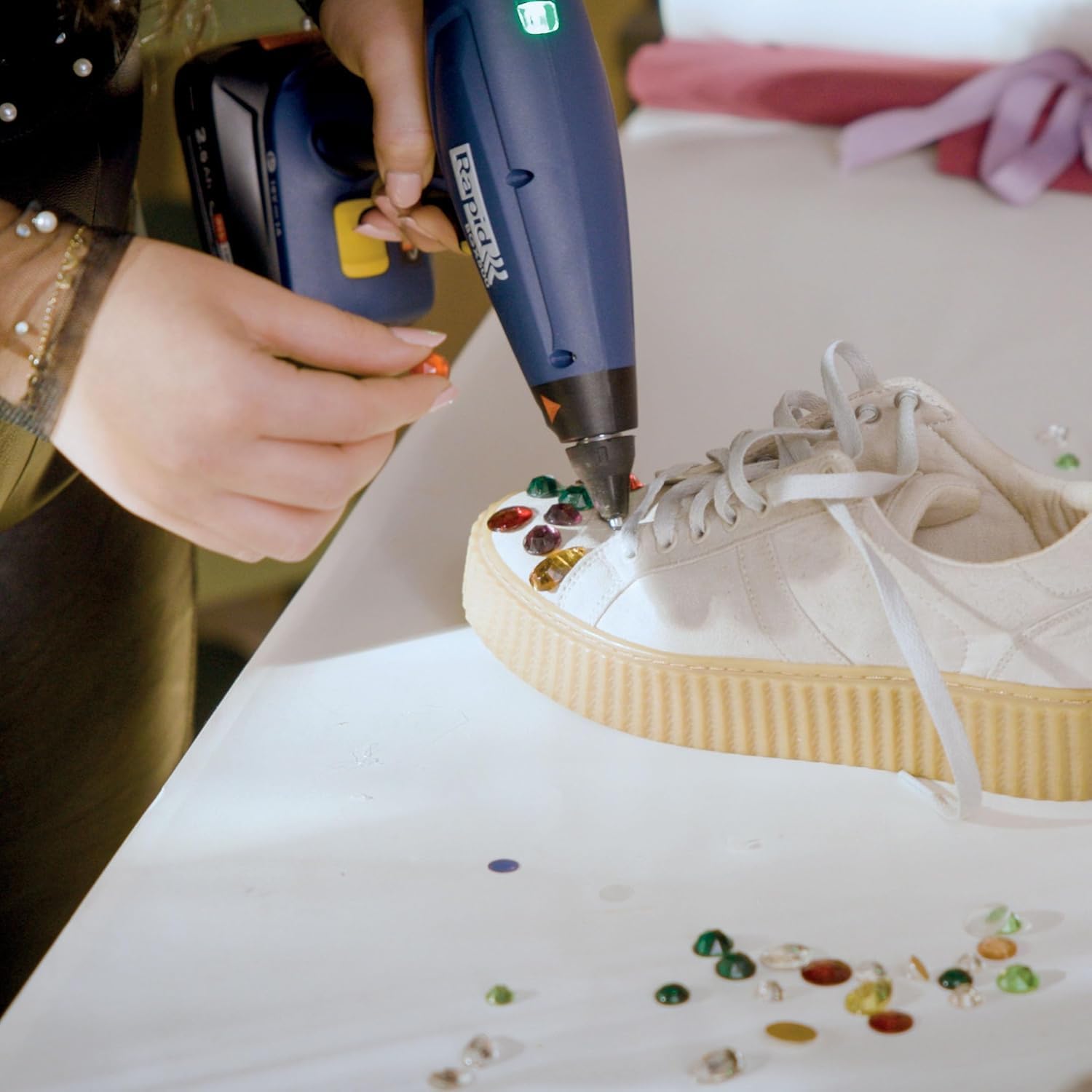RAPID BGX500 Pistolet à Colle Chaude Professionnel Sans Fil, Chauffe Rapide 3 min, Régulateur de Débit, Voyants LED, Fonctionne avec Batterie 18V Bosch - (Non incluse) - 5001517