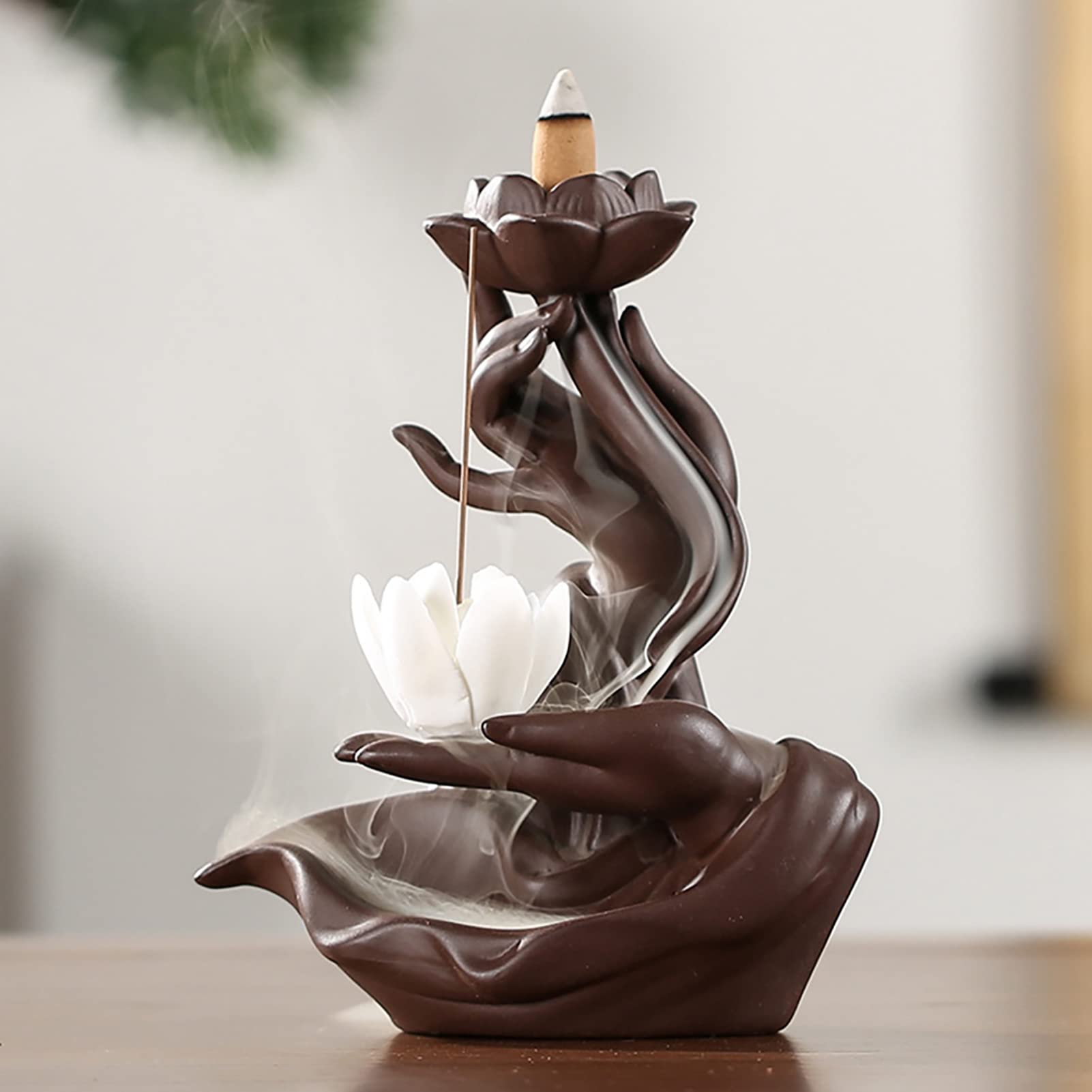 Bruciatore Di Incenso a Riflusso Con Statua Di Buddha Immagine Stock