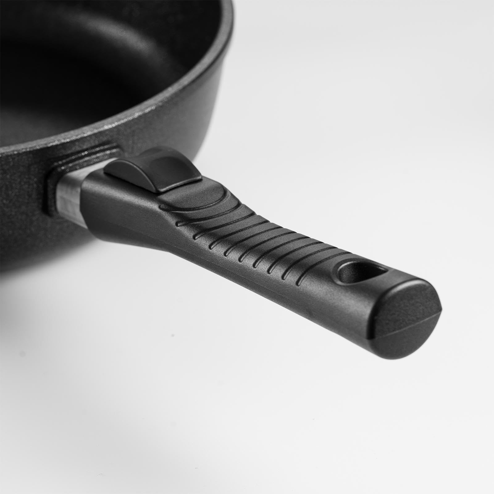 BAF Bratpfanne 20 cm aus Aluguss mit Glasdeckel & abnehmbarem Griff - Rand 5 cm hoch - Antihaft Flachrandpfanne geeignet für Induktion, Gas, Elektro & Backofen - Made in Germany