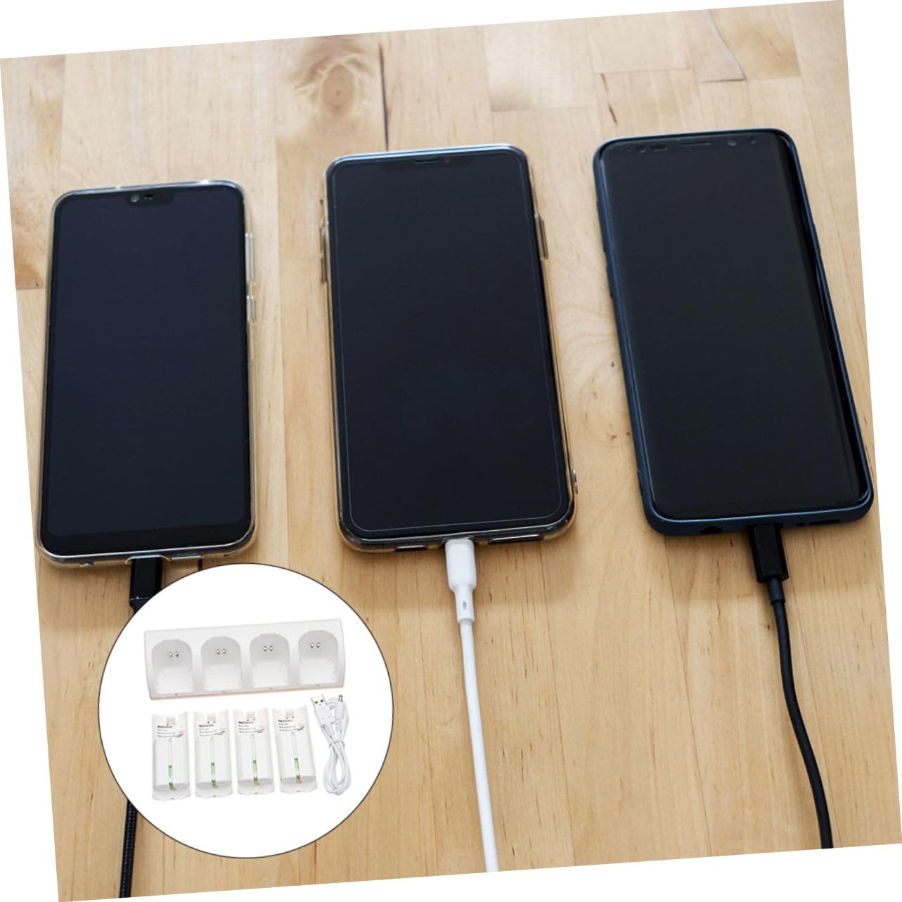 Caricatore Batteria a 4 Slot Bianco Usb, Set Ricaricabile | Plastica, Stazione di Ricarica Multibatteria, Formato Compatto, Finitura High-end