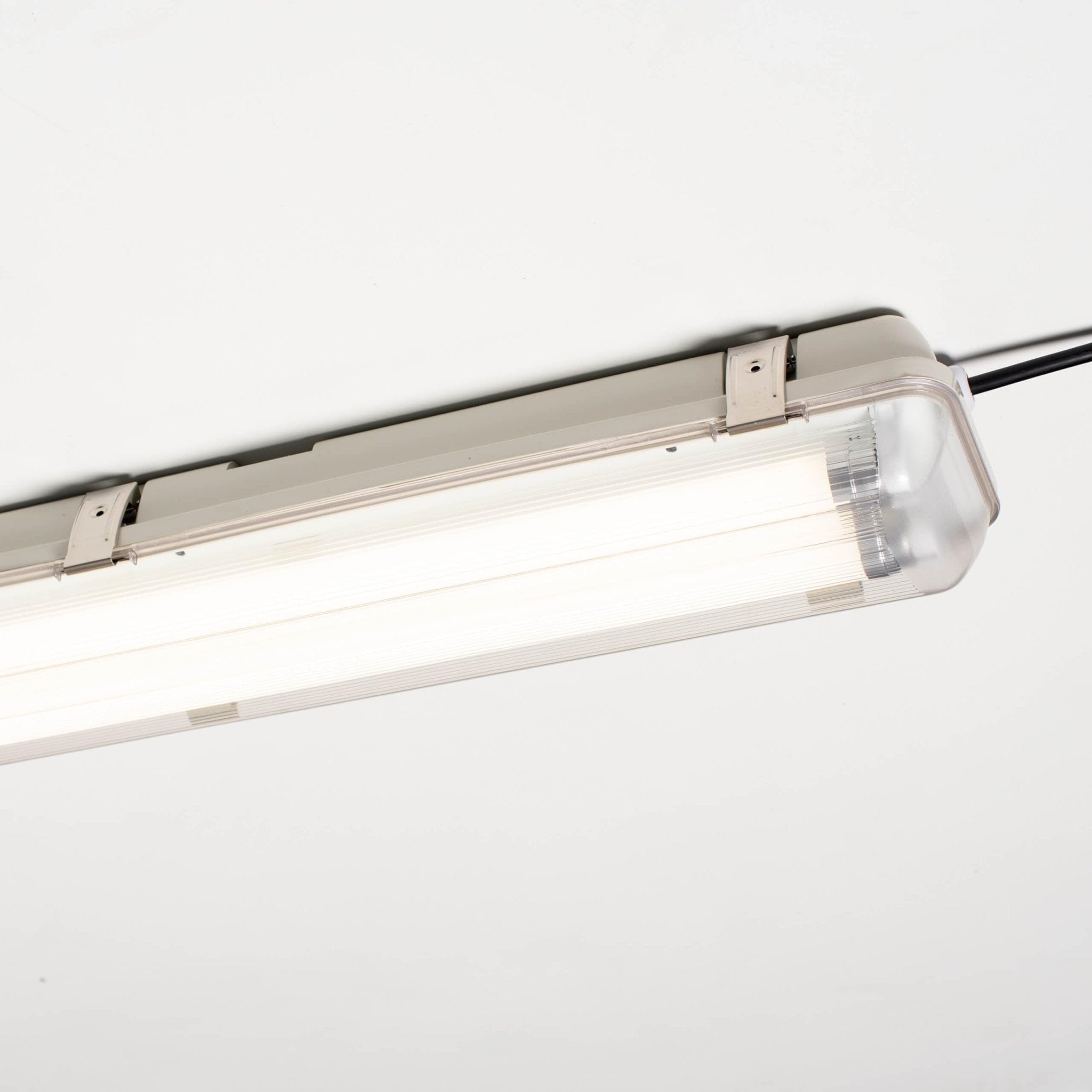 Proventa LED Feuchtraumleuchte 150cm | 2x16,5W | 6120 Lumen | IP65 Wannenleuchte | 4000K neutralweiß | 50.000h | IK08 Schlagfest | Edelstahlklammern, Flickerfrei – Garage, Keller, Werkstatt