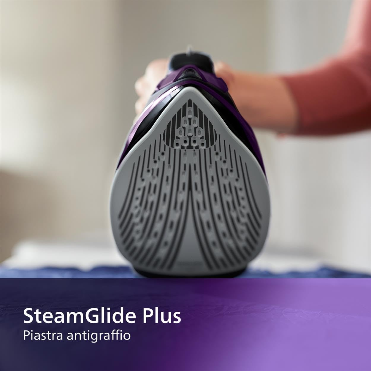 Philips Domestic Appliances 5000 Series Ferro da Stiro a Vapore - 2400W, Vapore 45g/min, Colpo di Vapore 180g, Stiratore Verticale, Piastra SteamGlide Plus, Nero/Viola (DST5030/80)