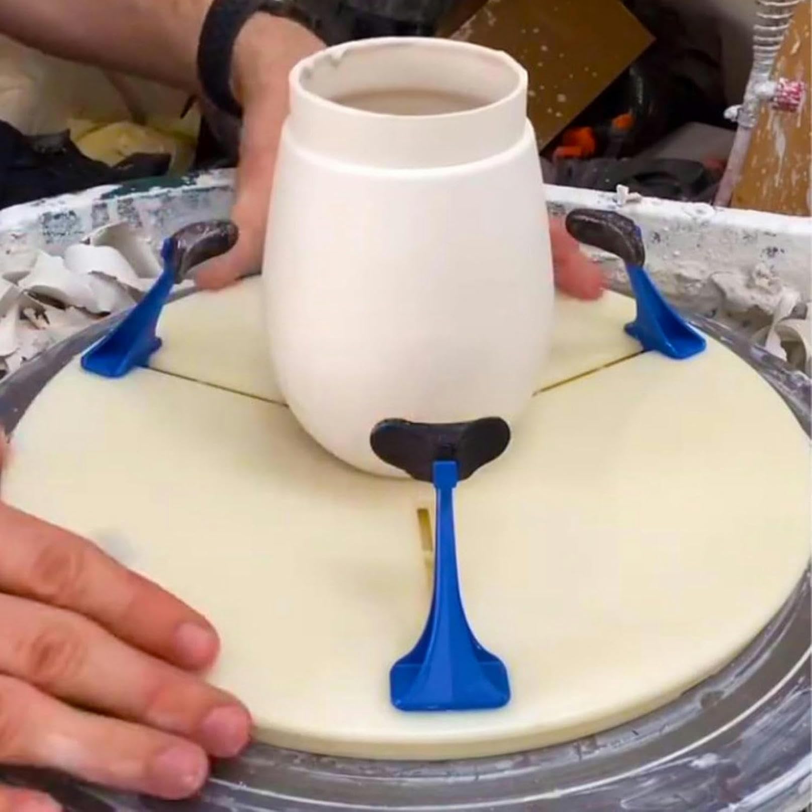 Tourne-poterie pour amateurs de poterie adeptes du modelage en atelier