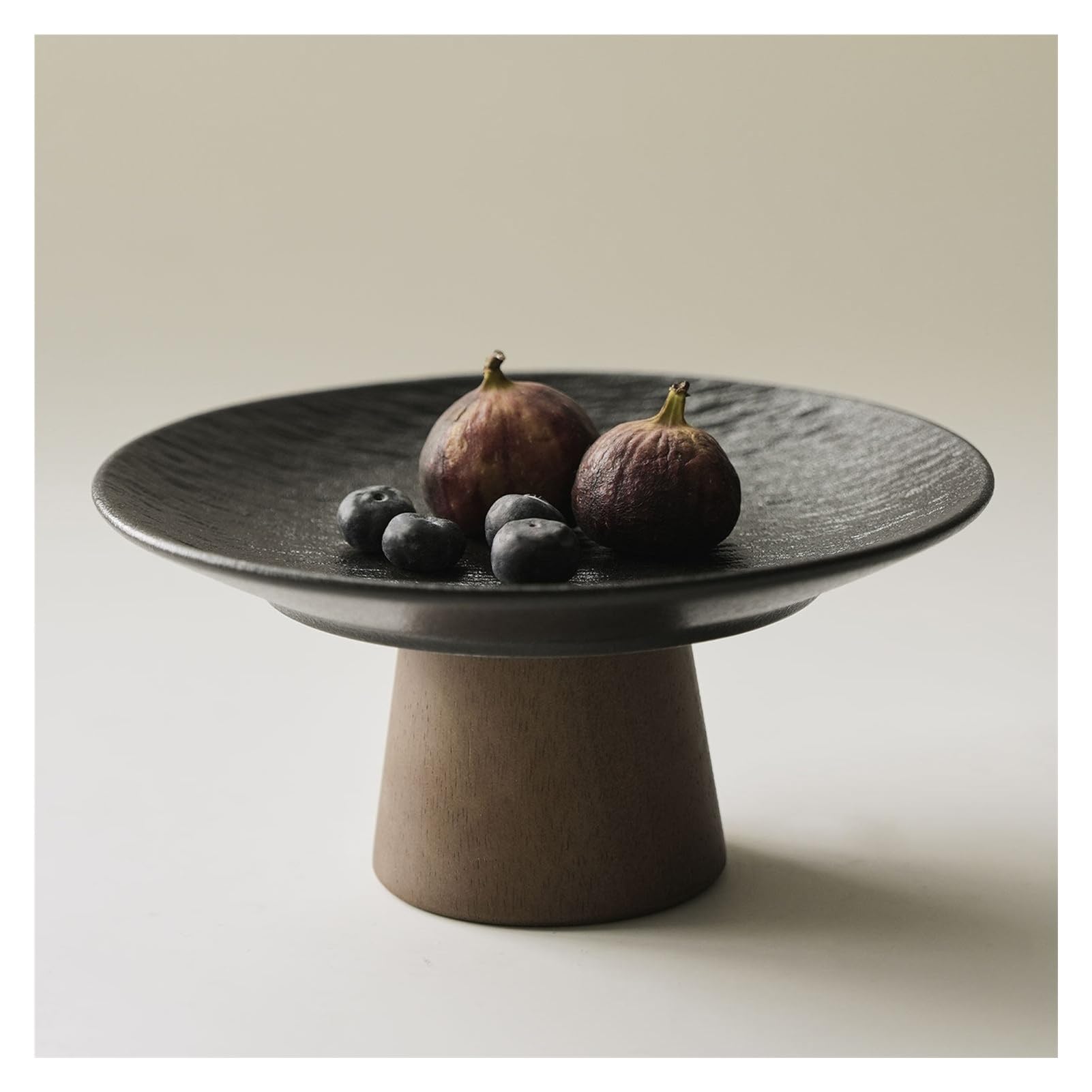 Assiette en céramique noire et bois massif pour un salon élégant