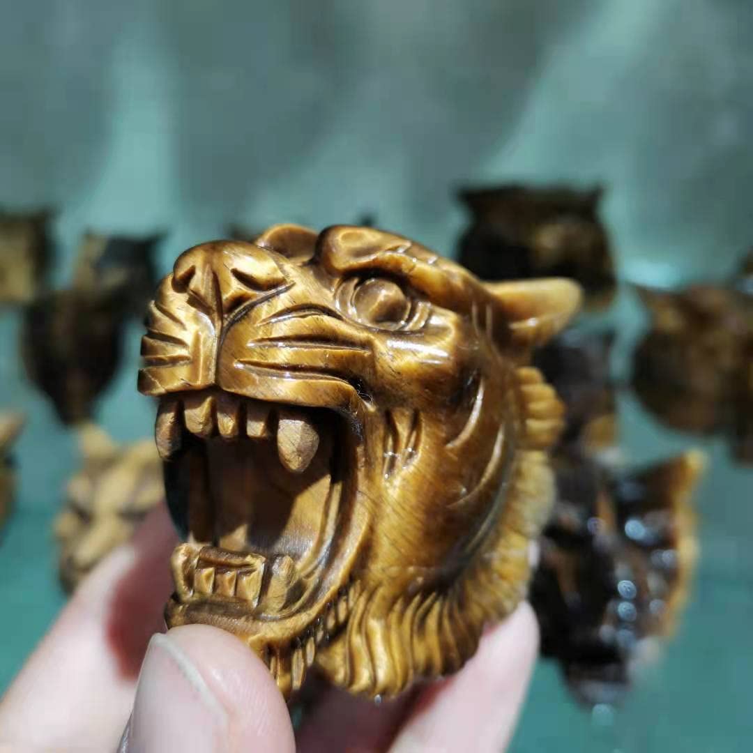 Amazon.co.jp: 天然石彫刻虎の頭像黄色の虎の目の石の動物の机の装飾