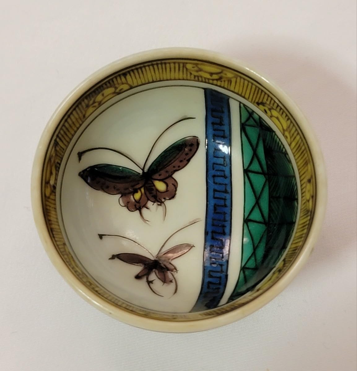 Amazon.co.jp: 九谷焼 松本佐吉作 色絵蝶文 酒盃 ぐい呑み 酒器