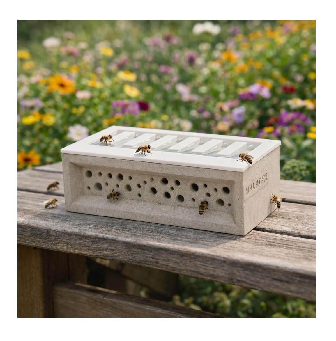Bienenhotel aus Beton mit Tränke für Wildbienen und Insekten als Nisthilfe - Bienentränke Wetterfest für Garten