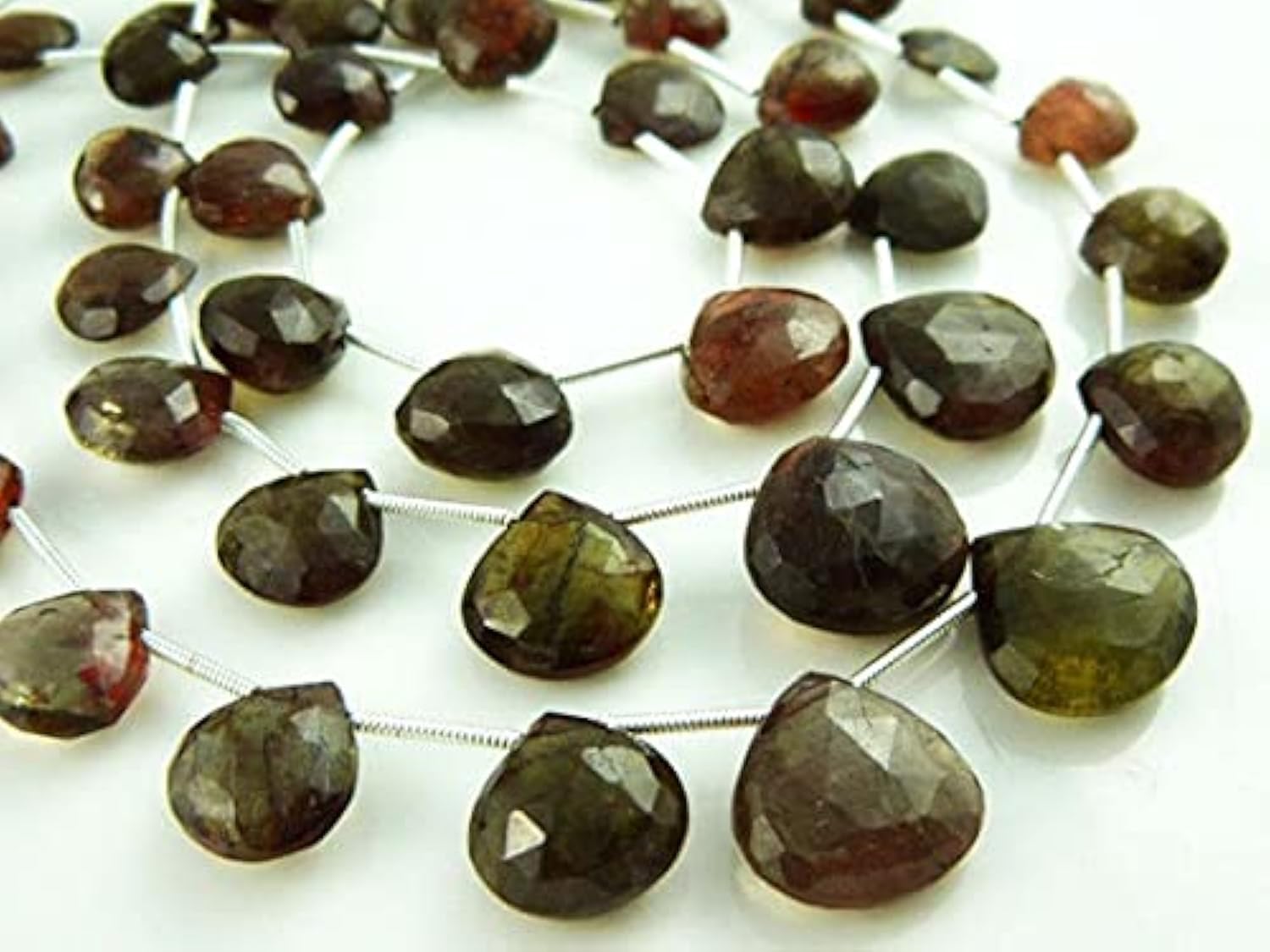 Andalousite facettée grand coeur perles naturelles pour création de collier et bracelet