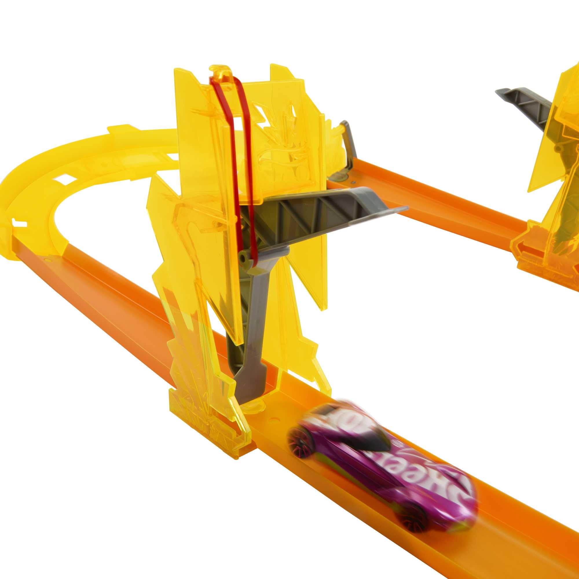 Hot Wheels Coffret Track Builder Éclair avec 1 Voiture, 12 Éléments De Piste, Boîte De Rangement Empilable, Thème De La Foudre, Jouet Enfant, Dès 4 Ans, HMC03