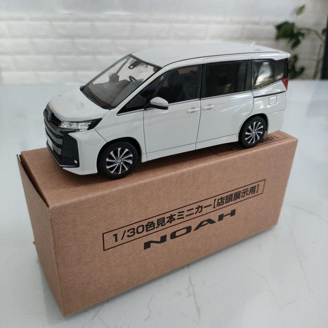 Amazon | TOYOTA 新型ノア 1／30色見本ミニカー ホワイトパール