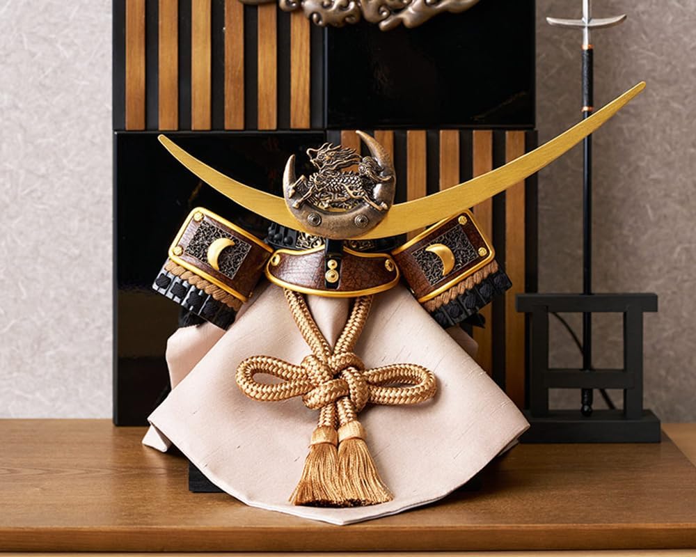 五月人形 久月作 コンパクト お祝い 兜飾り 平飾り 麒麟児之兜飾り 正絹茶黒糸緘7号 利光監修 カッコいい 端午の節句 おしゃれ