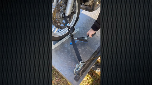 Cinghie Di Fissaggio Per Moto PANTHER - 2,25m X 38mm, Resistenza Fino A 650/1300 Kg, Con Ganci E Certificazione TÜV