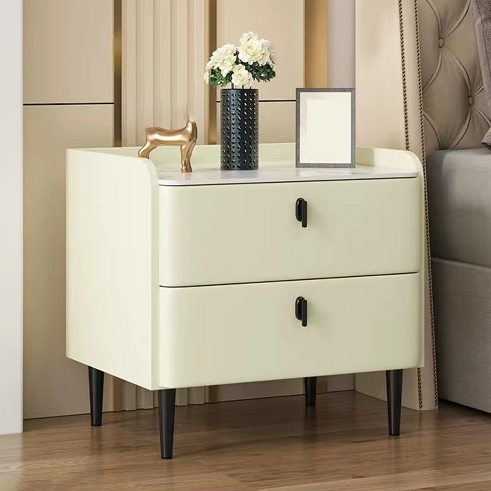 Table de nuit en bois compacte pour optimiser le rangement de la chambre