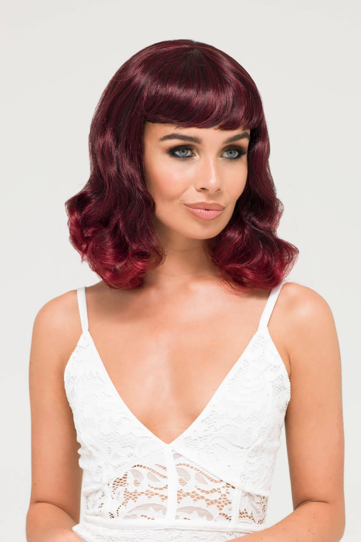 Perruque pin-up noire et rouge pour changer de look style années 50 - 8