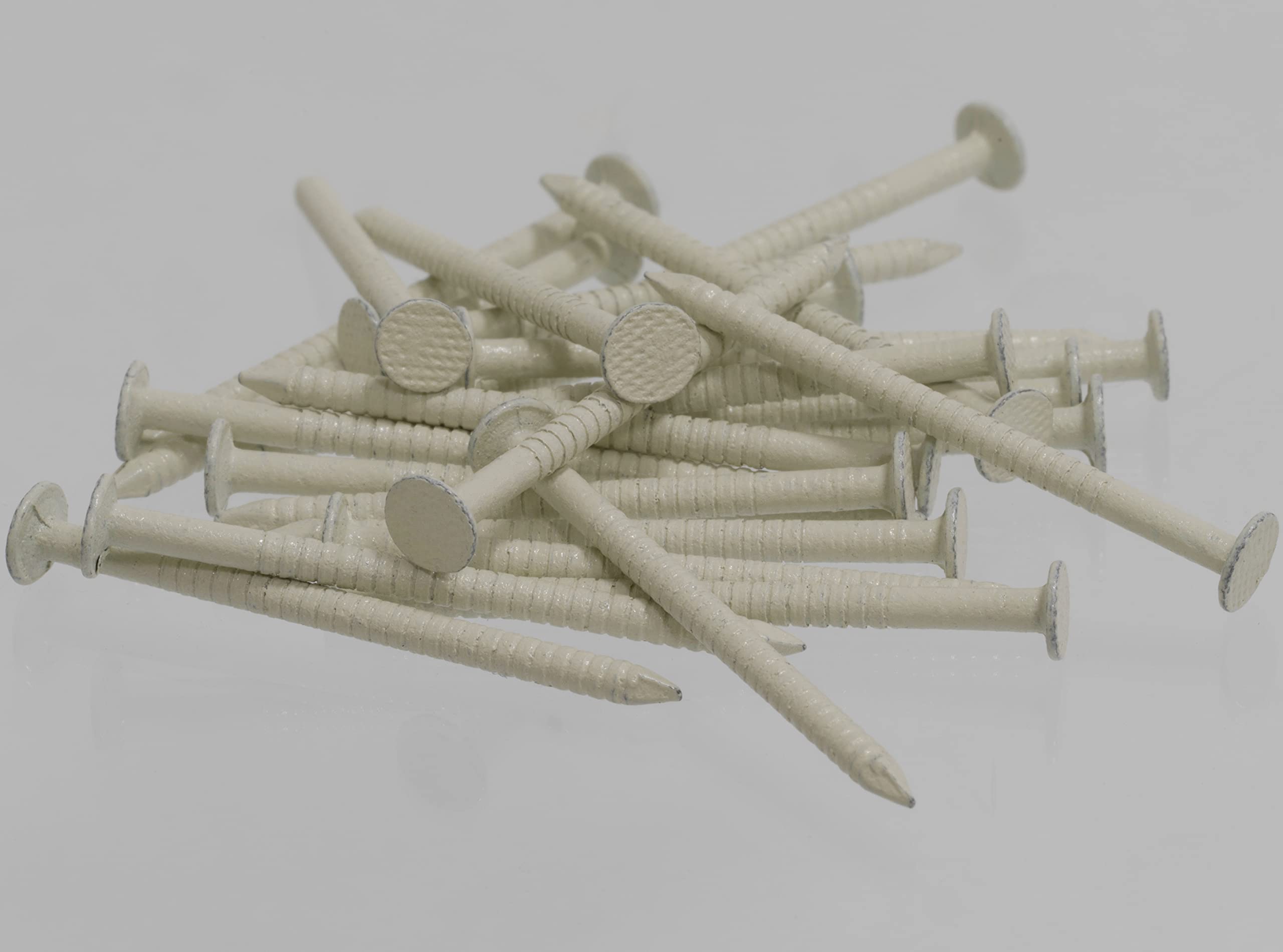 AERZETIX - C64827 - Set di 25 chiodi zigrinati a testa piatta Ø2.3x37mm - chiodo con gambo ad anello - in acciaio A2 - colore avorio - fissaggio lamiere pannelli facciate grondaie legno