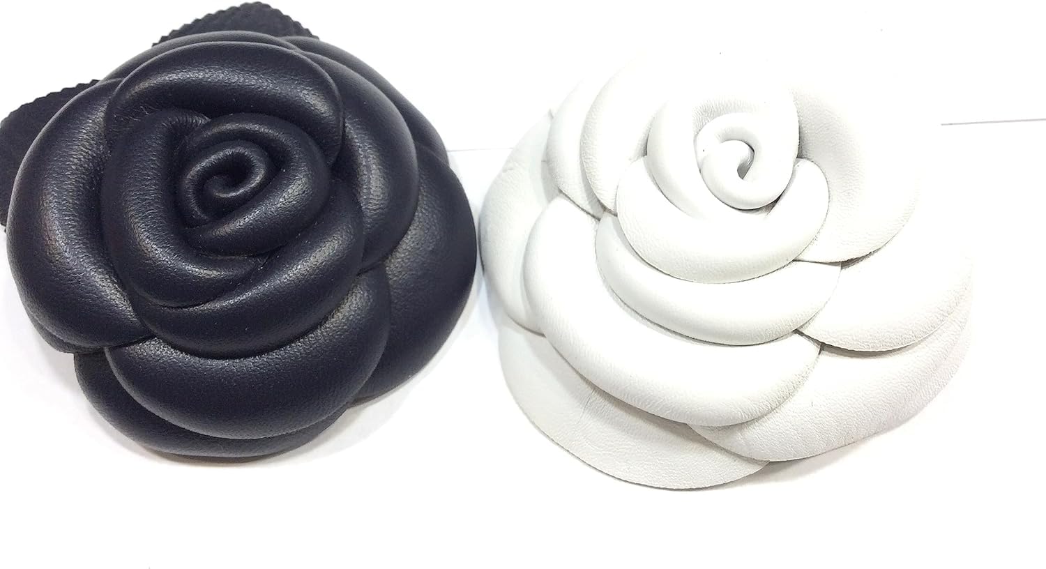 Broche Camelia hecho a mano de piel negra, accesorio floral artesanal