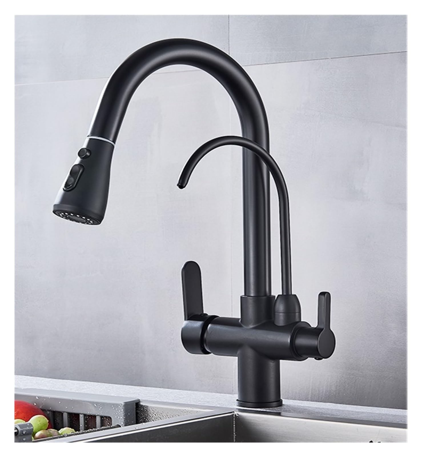 Purificateur chromé de cuisine sur évier pour simplifier la vie de famille