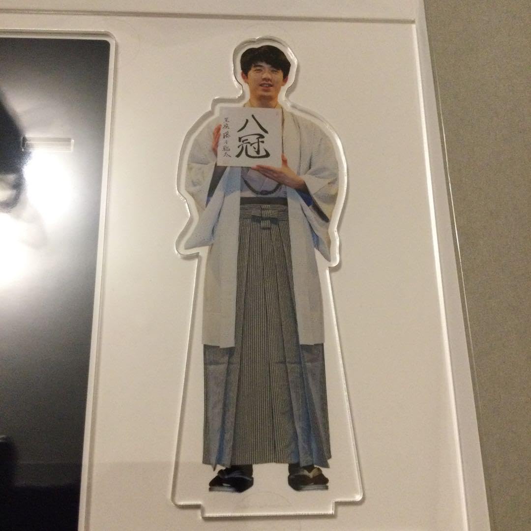 Amazon.co.jp: 藤井聡太 八冠達成記念アクリル扇子立て 竜王名人