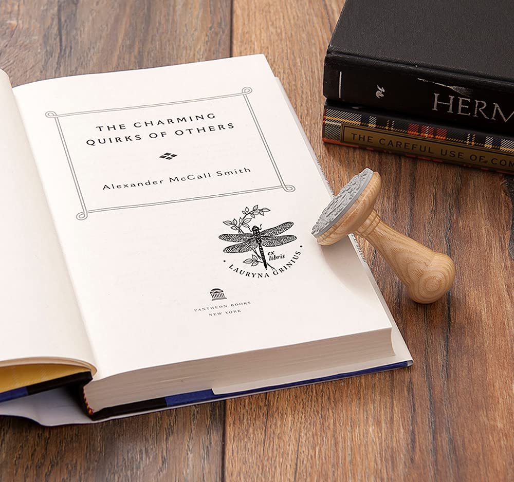 Ex Libris Libélula Personalizado – Sello para Libros, Arte de Insectos, Regalo Artesanal en Caja Bonita