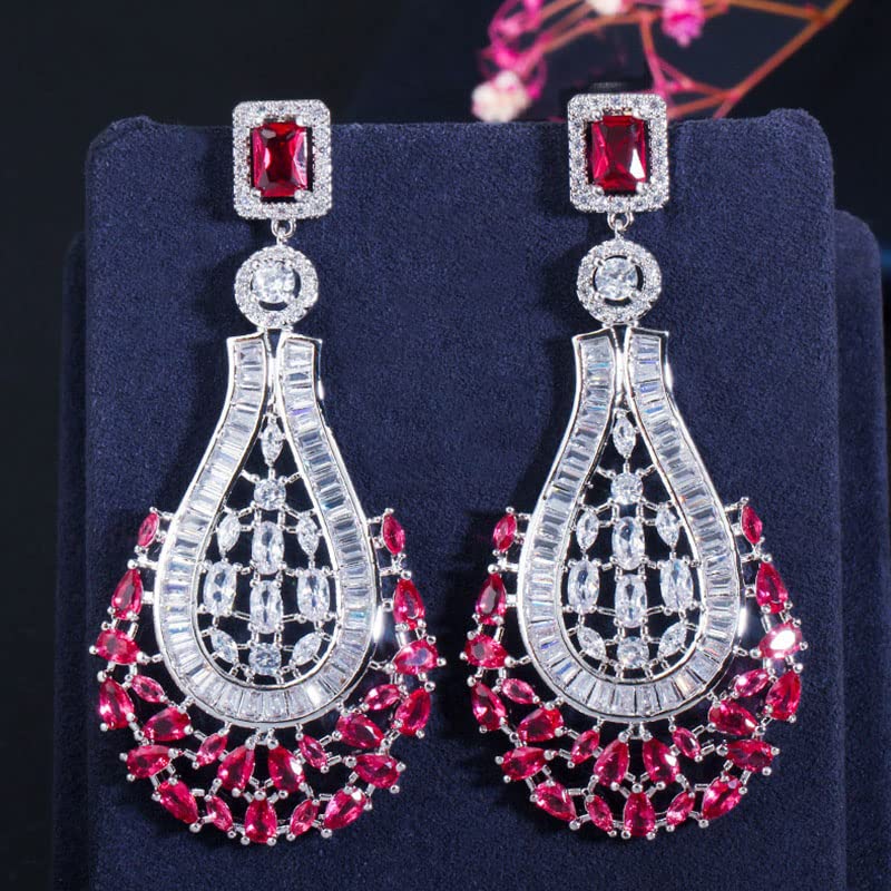 Boucle d'oreille poire en triple zirconium blanc brillant à géométrie suspendue