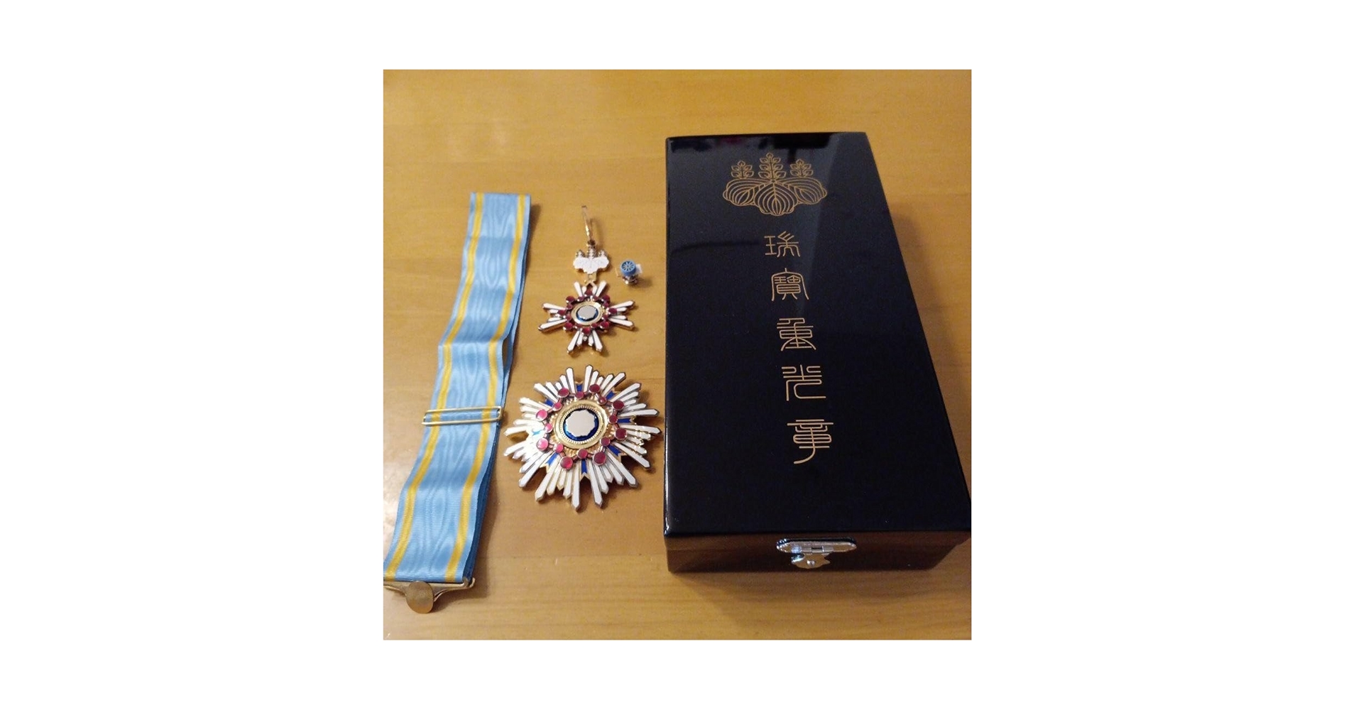 【美品】瑞宝双光章 H15制度改正後 新型 旧勲五等瑞宝章 勲章 褒章 徽章 極美品】瑞宝双光章 H15制度改正後 新型 完品 本物保証 勲章