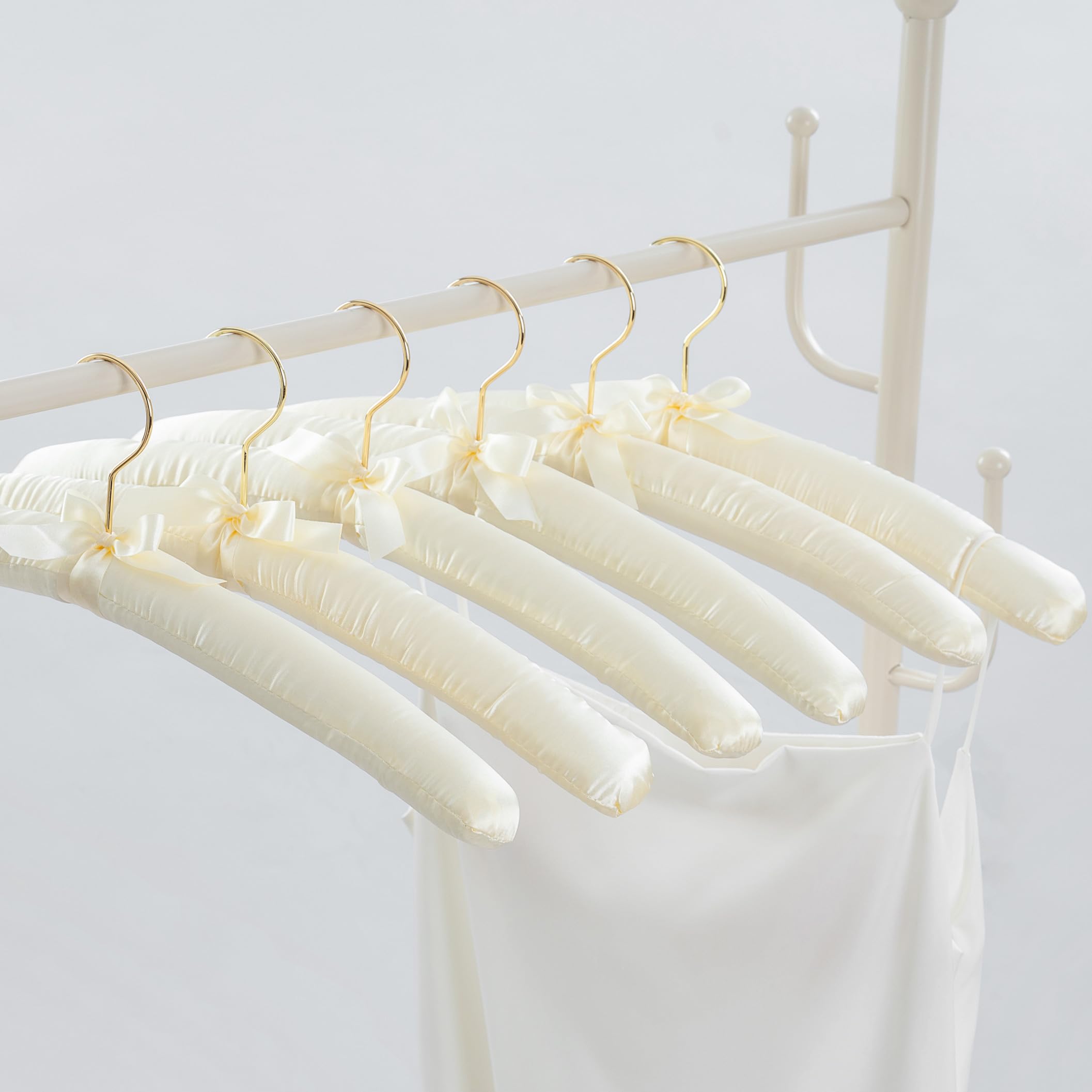 Cintres en satin anti-bosse pour éviter la déformation des pulls