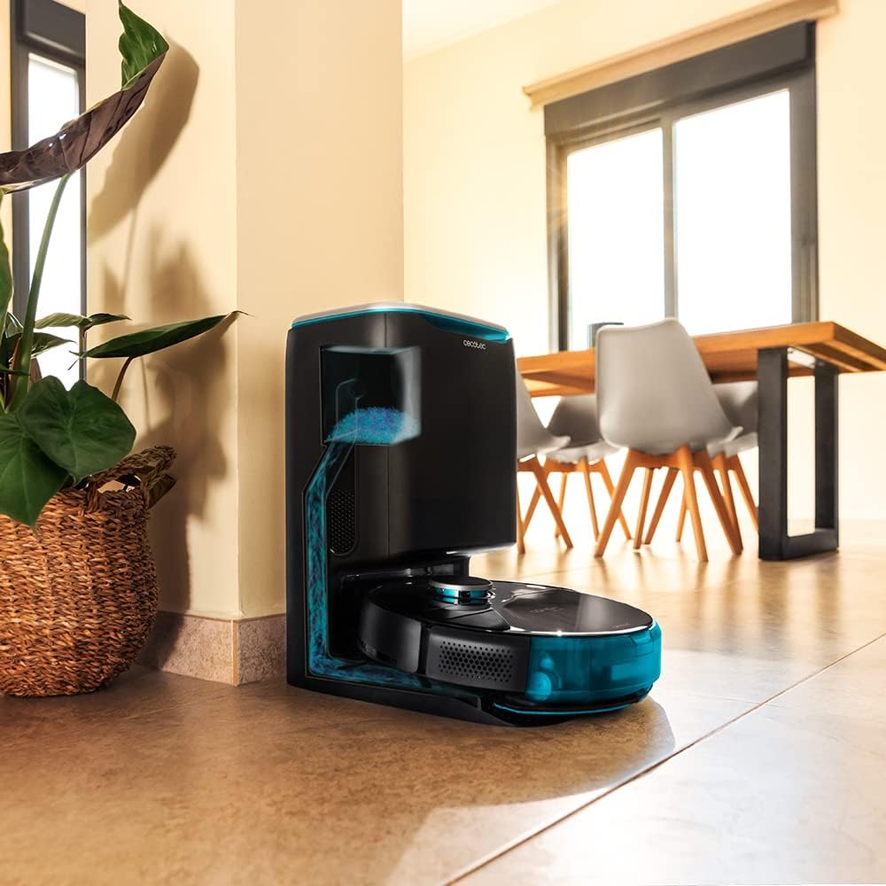 Robot aspirapolvere Cecotec Conga 9090 IA agganciato a una stazione di svuotamento automatico, che mostra il meccanismo interno per il trasferimento della polvere.