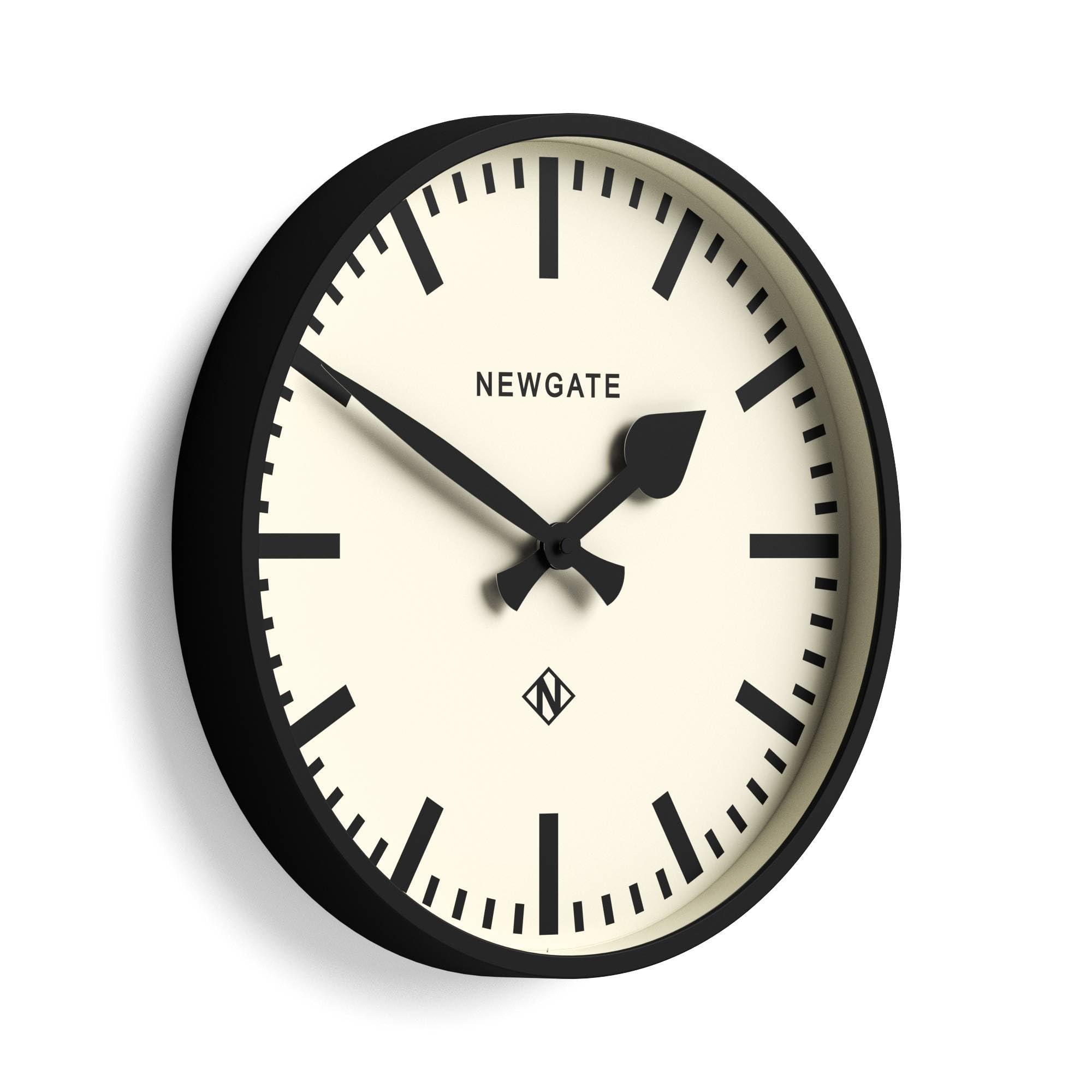 NEWGATE® Number Three Railway Reloj de Pared | Reloj Moderno de estación de inspiración Retro | 37cm | Negro | Dial Marcador | Estilo de Mediados de Siglo para Cocina, salón u Oficina