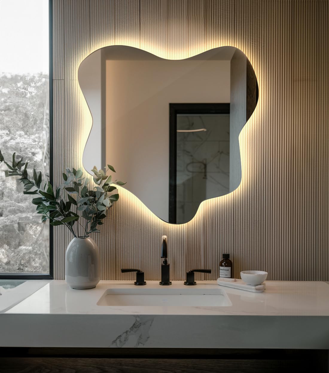 Miroir XXL rétroéclairé par LED 77,3 x 76,6 cm (30,4 x 30,2 pouces), blanc chaud, décoration murale unique de forme irrégulière, design ondulé, idéal pour le salon, la salle de bain ou la chambre.
