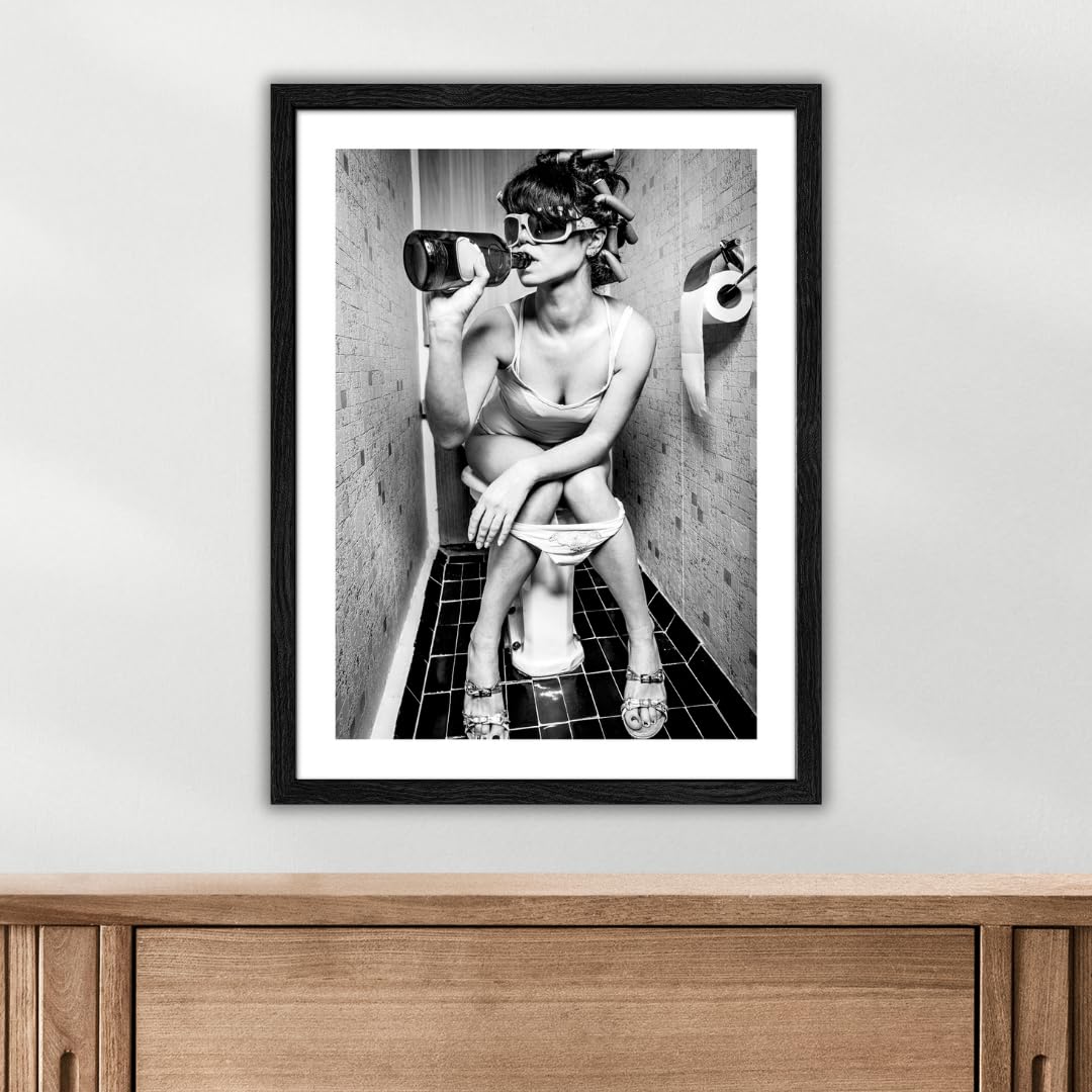 Pro-Art Gerahmtes Bild 50x70 cm – Frau auf Toilette – Lustiges Schwarz-Weiß WC-Wandbild mit Echtglas – Hochwertiger Druck – Handgefertigt in Deutschland