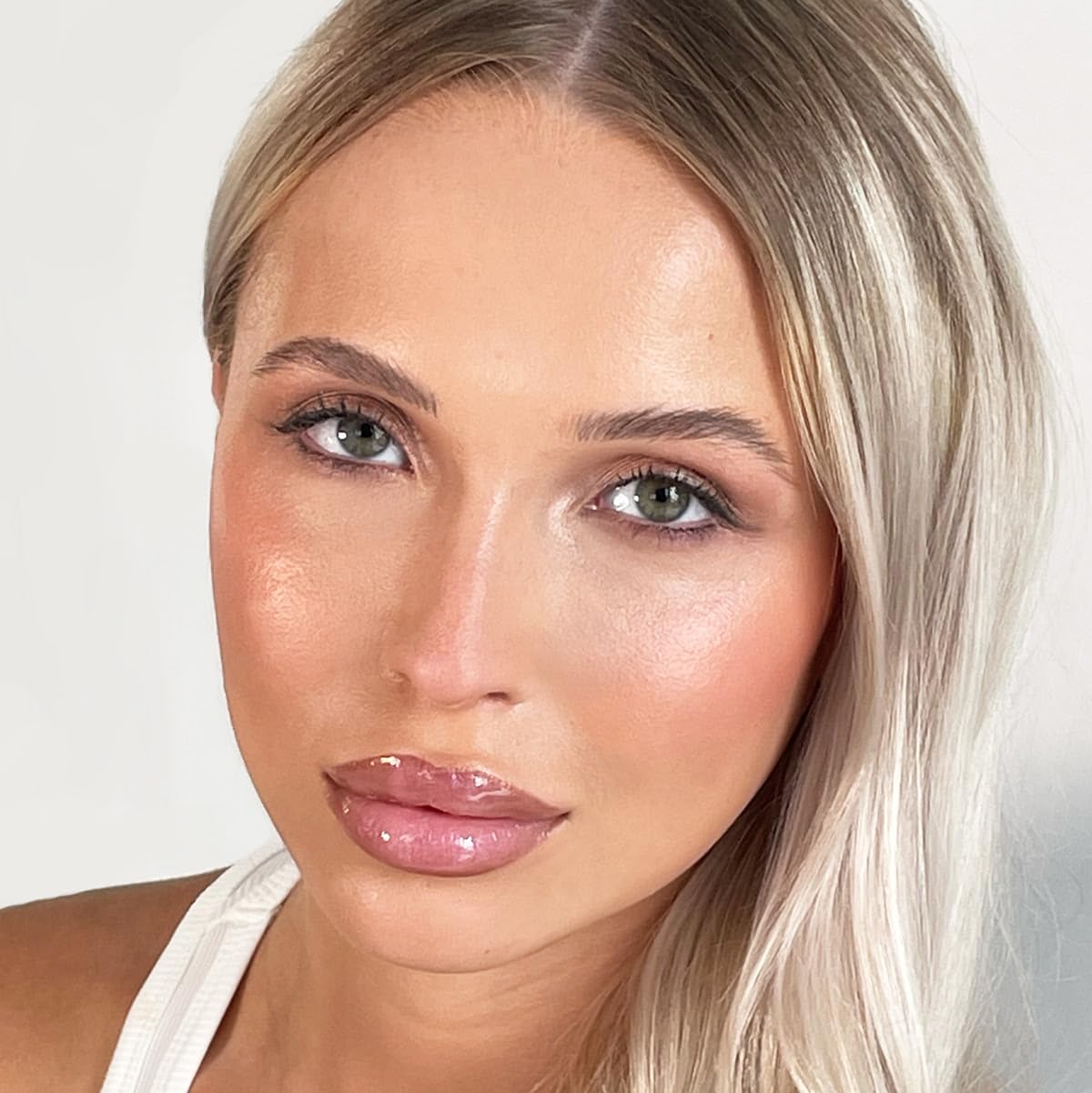 Kevyn Aucoin The Lighting Stick: Makeup complexion enhancer. Reflects light, brightens angles. Made in Italy.