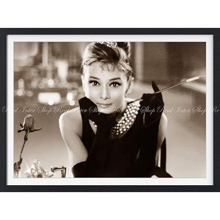 Amazon Co Jp 絵画風 壁紙ポスター はがせるシール式 オードリー ヘップバーン ティファニーで朝食を 1961年 セピア 額縁印刷 トリックアート キャラクロ Ahb 008sgf2 594mm 442mm 建築用壁紙 耐候性塗料 ホビー