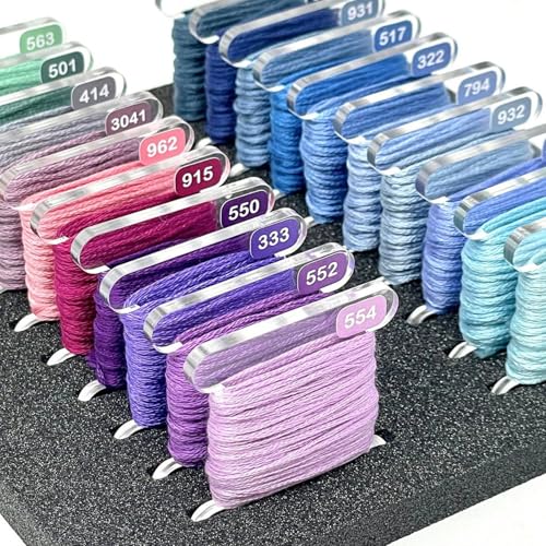 Bobines de fil de couture bien triées sur ce support acrylique