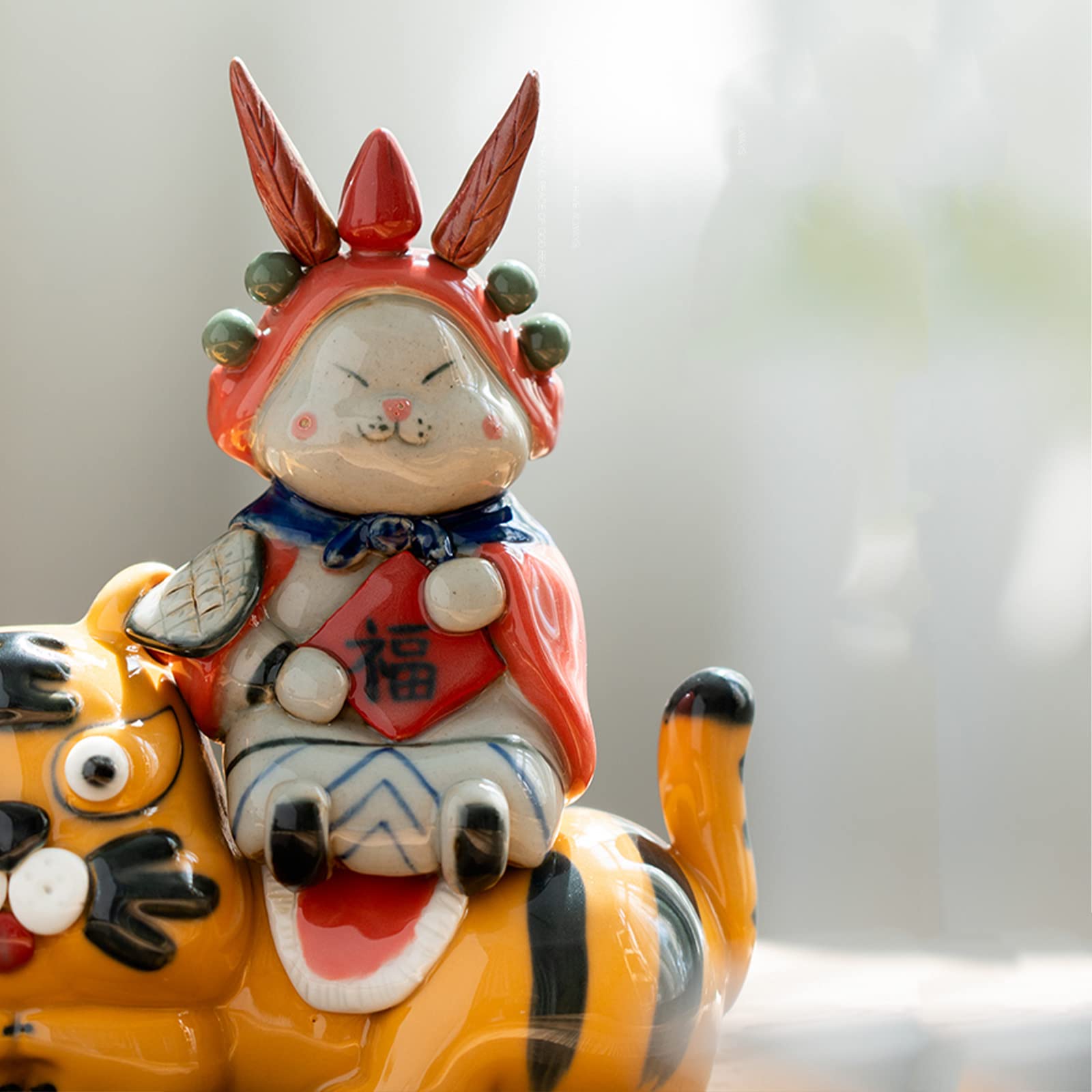 【昭和レトロ】うさぎの陶器置物 虎のイラスト付き　レトロ　うさぎ雑貨 Amazon.co.jp: 虎 置物 虎に乗るウサギ うさぎの置物 インテリア雑貨