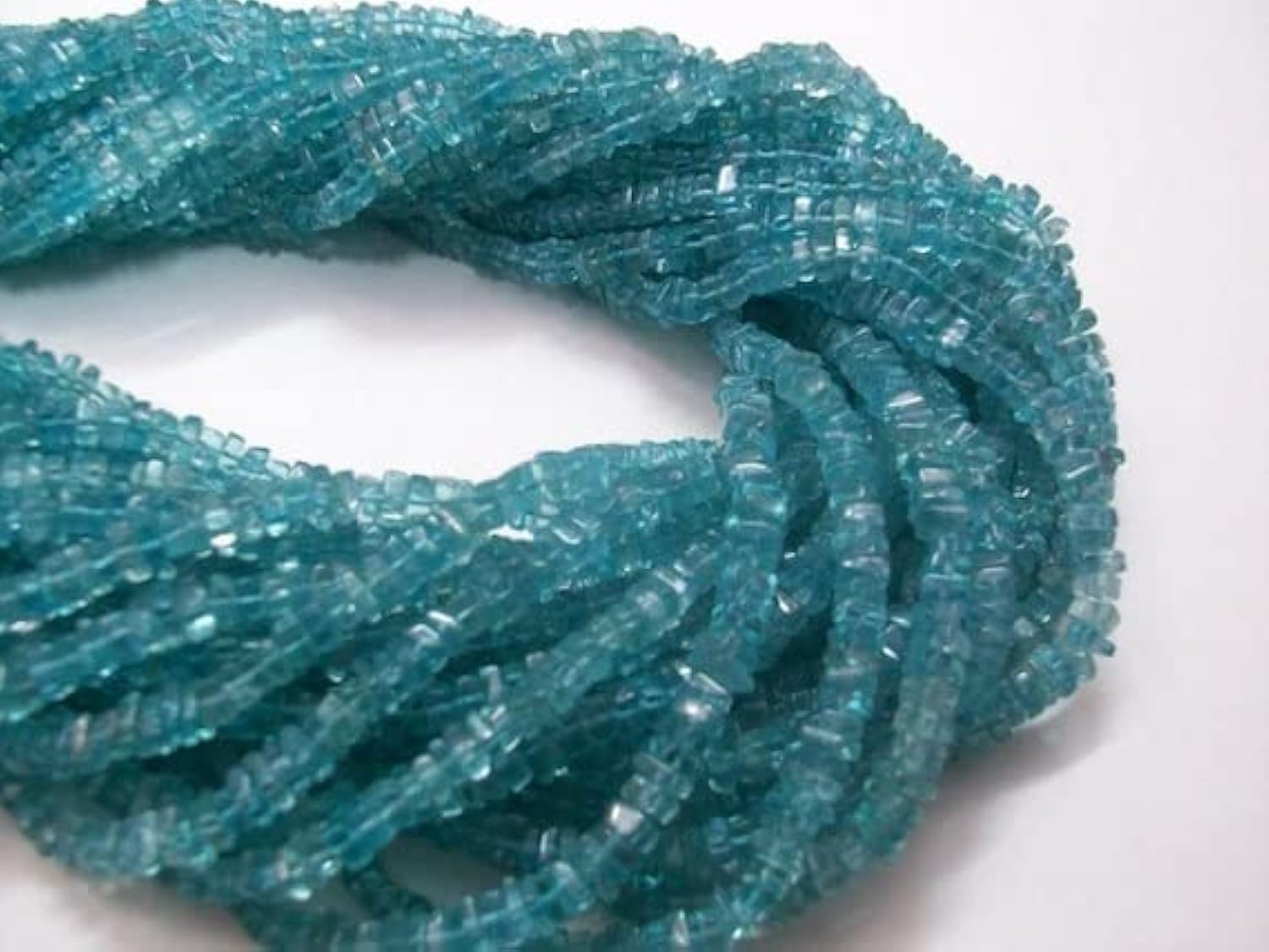 Perles apatite naturelle carrée lisse 4mm-5mm longueur 6.75 pouces
