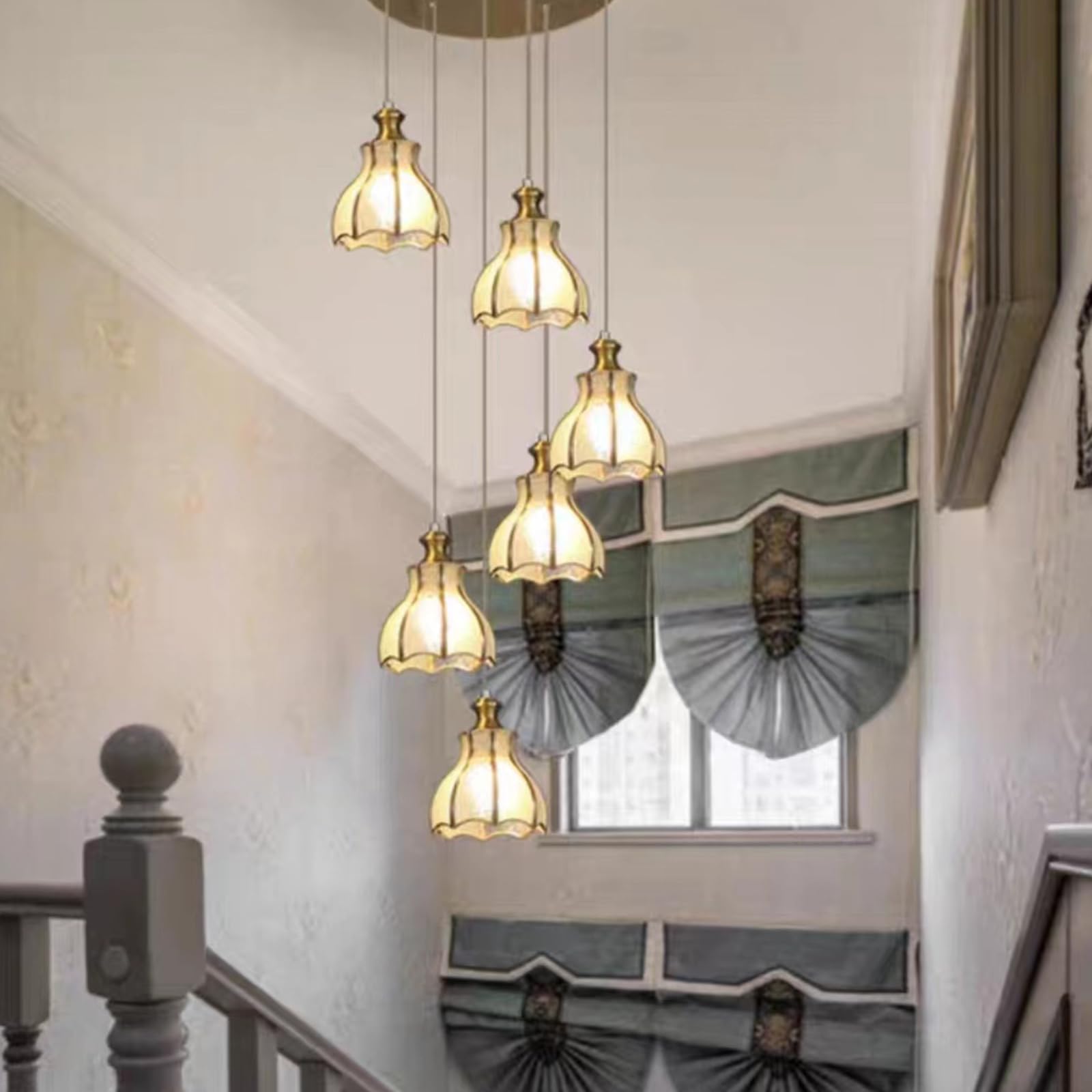 Lustre d'escalier à LED pour habiller un plafond vide et éclairer une grande cage d'escalier