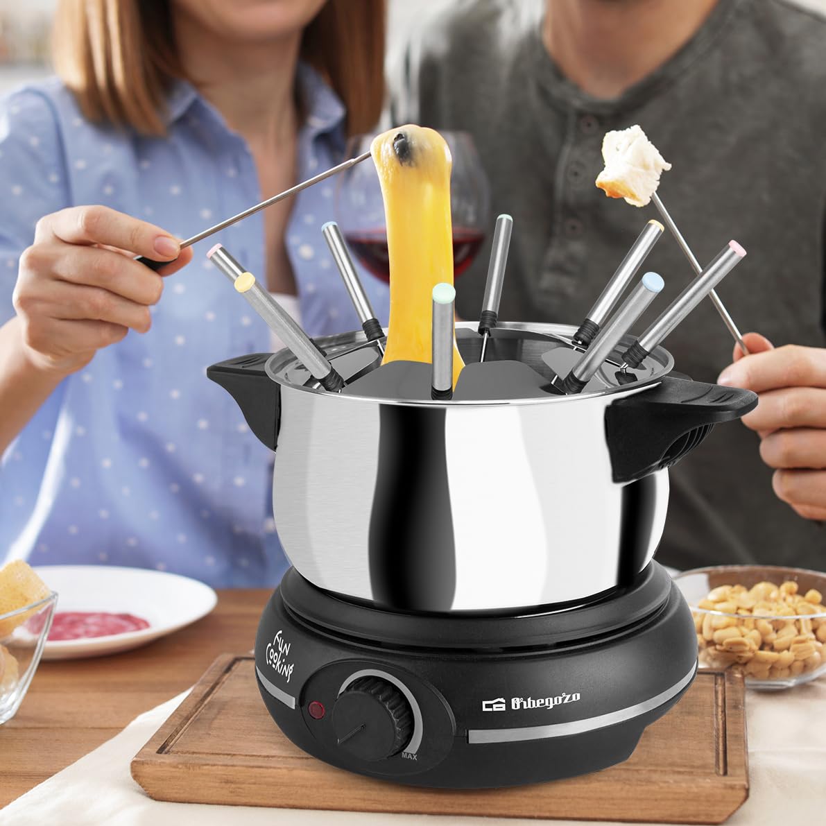Orbegozo FDR 14 Fondue électrique pour 8 Personnes, 1,4 L, Fromage, Chocolat et Viande, régulateur de température, Couvercle Anti-éclaboussures, marmite Amovible en Acier Inoxydable, 1500 W